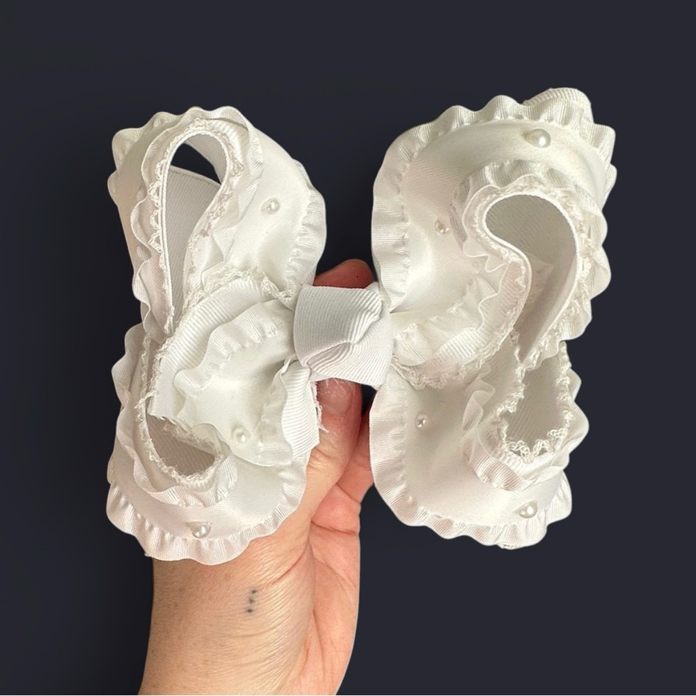 White Ruffled Pearl smocked bow